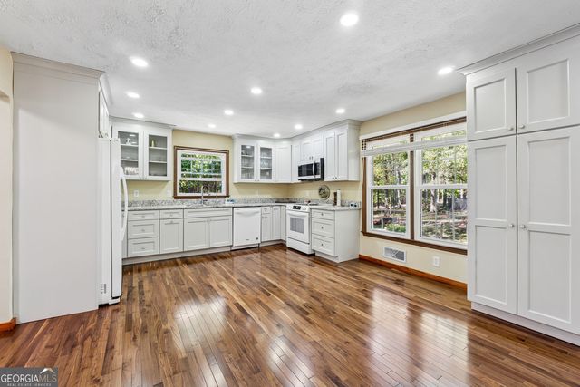 190 Willow Lake Lane, Sharpsburg, GA 30277