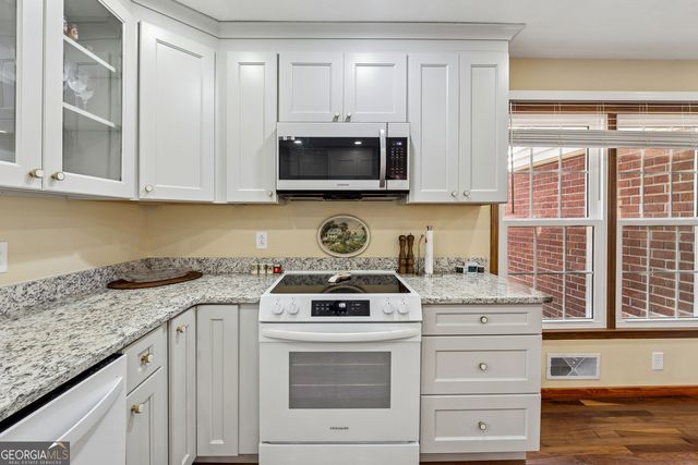 190 Willow Lake Lane, Sharpsburg, GA 30277