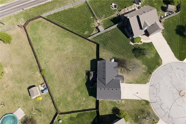 15506 Iron Creek Court, Basehor, KS 66007