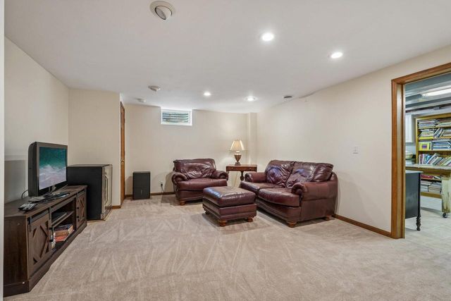 N93W5780 Dorchester DRIVE, Cedarburg, WI 53012