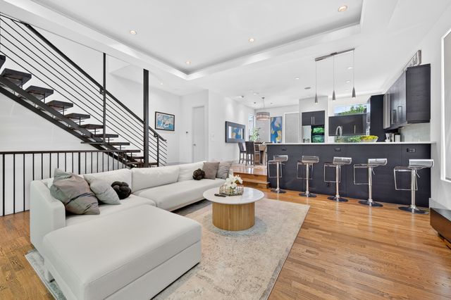 381 E Greenbriar Lane 304, Dallas, TX 75203
