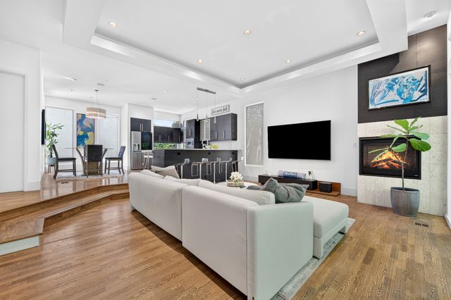 381 E Greenbriar Lane 304, Dallas, TX 75203
