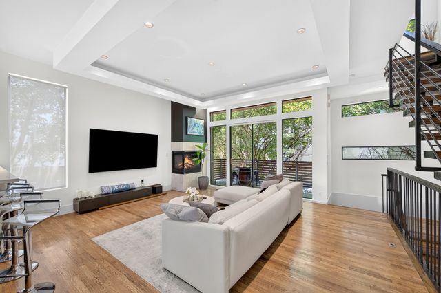381 E Greenbriar Lane 304, Dallas, TX 75203