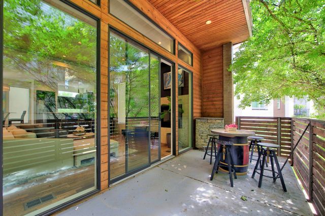 381 E Greenbriar Lane 304, Dallas, TX 75203