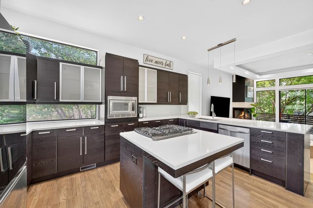 381 E Greenbriar Lane 304, Dallas, TX 75203