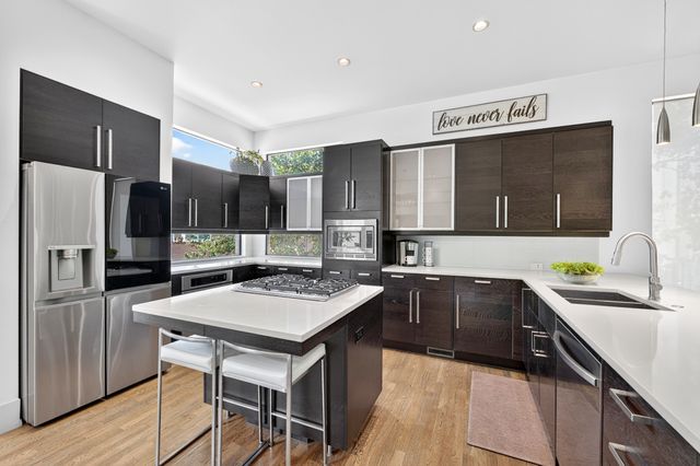 381 E Greenbriar Lane 304, Dallas, TX 75203