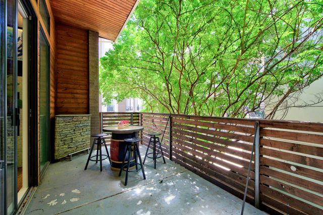 381 E Greenbriar Lane 304, Dallas, TX 75203