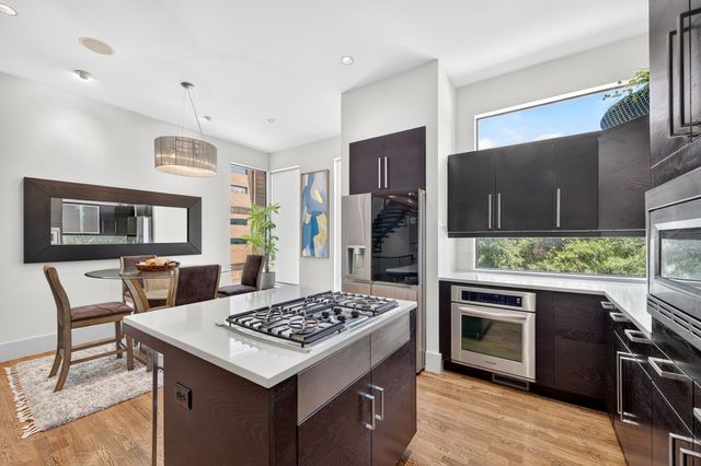 381 E Greenbriar Lane 304, Dallas, TX 75203