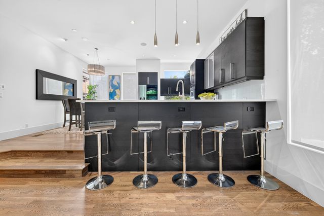 381 E Greenbriar Lane 304, Dallas, TX 75203