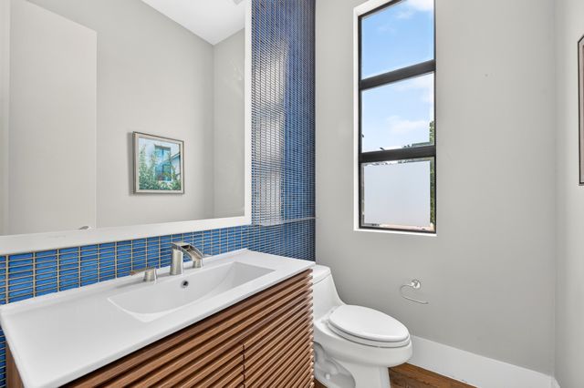381 E Greenbriar Lane 304, Dallas, TX 75203