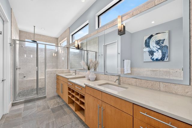 381 E Greenbriar Lane 304, Dallas, TX 75203