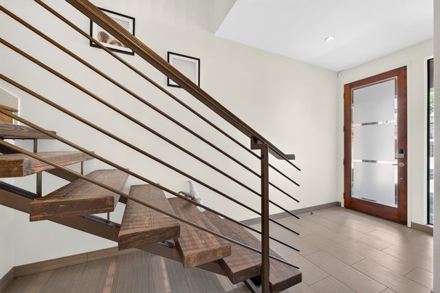 381 E Greenbriar Lane 304, Dallas, TX 75203