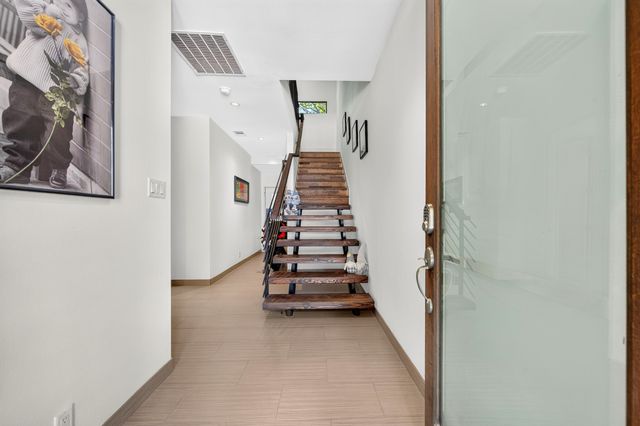 381 E Greenbriar Lane 304, Dallas, TX 75203