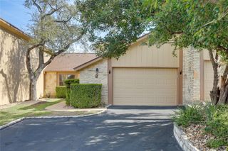 8 Oaks PL, Lago Vista, TX 78645