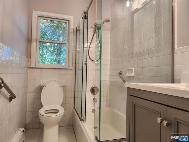 3 Arrowhead Road, Park Ridge, NJ 07656