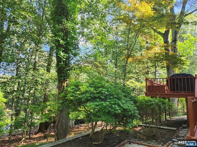 3 Arrowhead Road, Park Ridge, NJ 07656