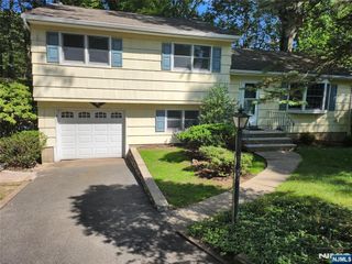 3 Arrowhead Road, Park Ridge, NJ 07656