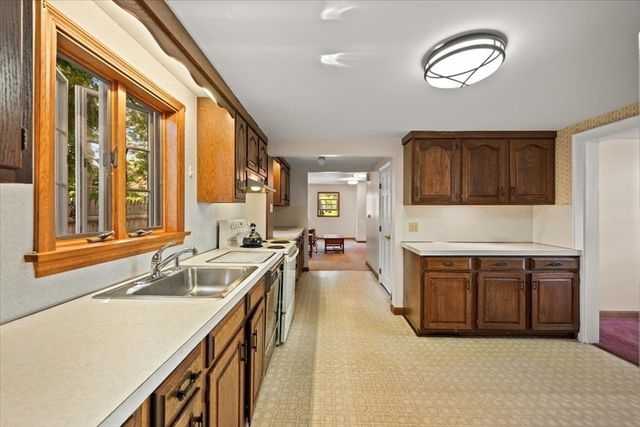 47 Little Rock Ave, Falmouth, MA 02540