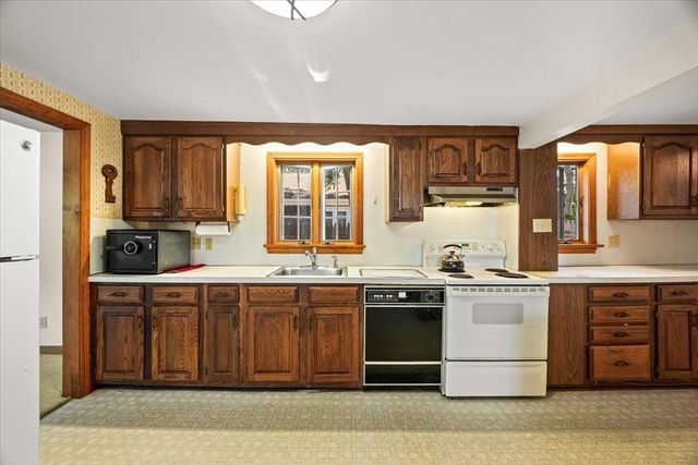 47 Little Rock Ave, Falmouth, MA 02540