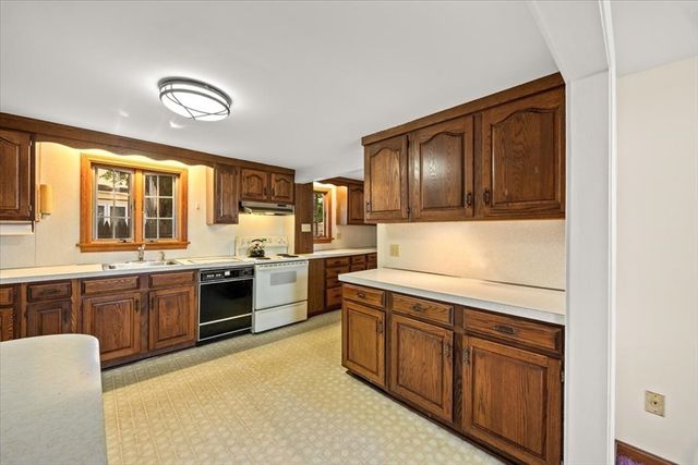 47 Little Rock Ave, Falmouth, MA 02540