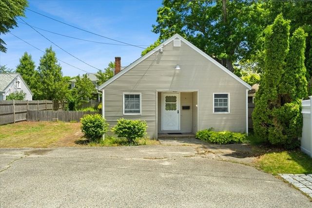 47 Little Rock Ave, Falmouth, MA 02540