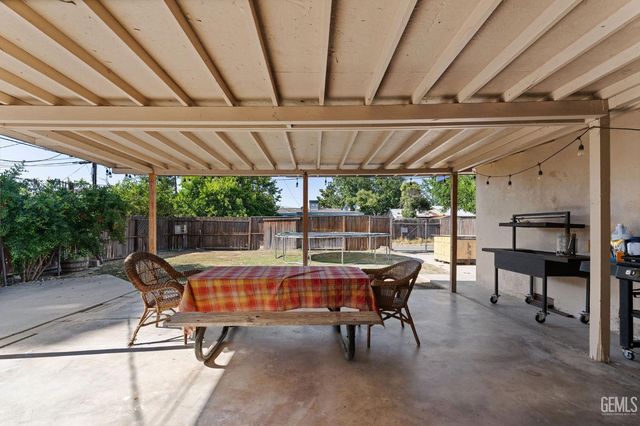 708 White Ln, Bakersfield, CA 93307