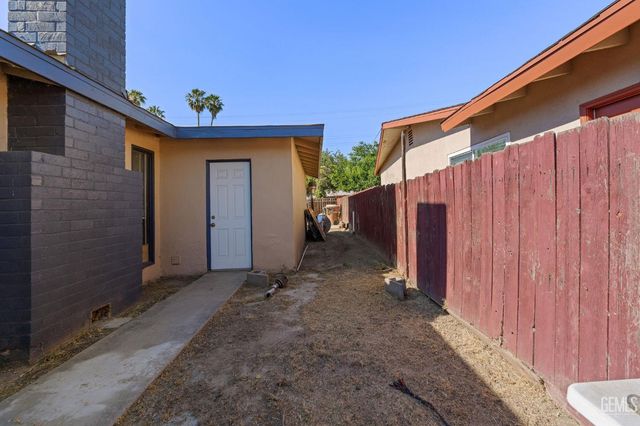 708 White Ln, Bakersfield, CA 93307