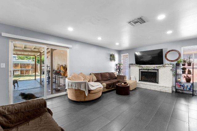 708 White Ln, Bakersfield, CA 93307