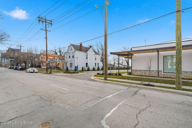 3016 River Park Dr, Louisville, KY 40211