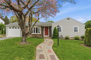 13 Garden Drive, Lincoln, RI 02865