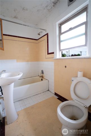 4210 S Holly Street, Seattle, WA 98118