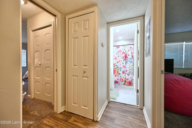 4825 Sherburn Ln 110, Louisville, KY 40207