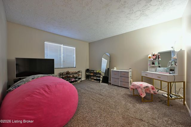 4825 Sherburn Ln 110, Louisville, KY 40207