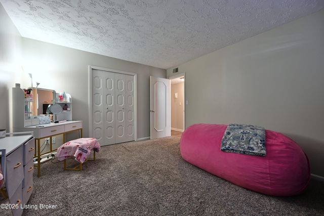 4825 Sherburn Ln 110, Louisville, KY 40207