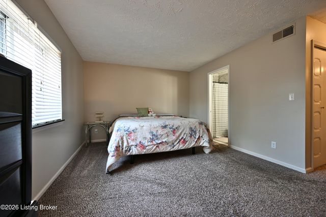 4825 Sherburn Ln 110, Louisville, KY 40207