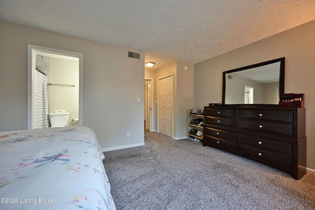4825 Sherburn Ln 110, Louisville, KY 40207