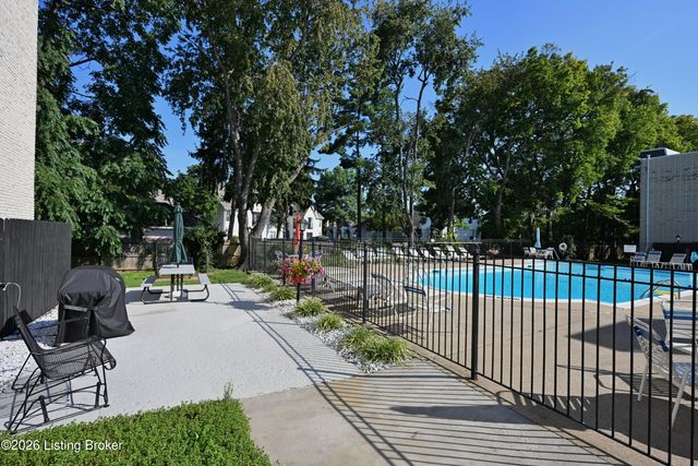 4825 Sherburn Ln 110, Louisville, KY 40207