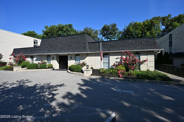 4825 Sherburn Ln 110, Louisville, KY 40207