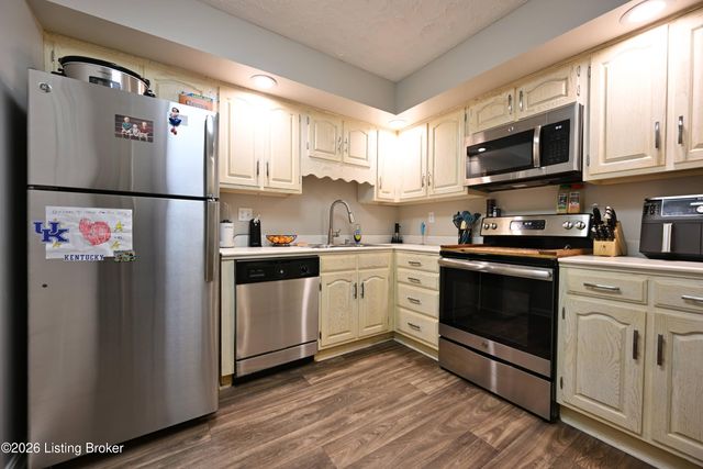 4825 Sherburn Ln 110, Louisville, KY 40207