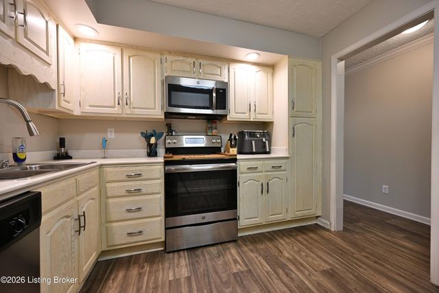 4825 Sherburn Ln 110, Louisville, KY 40207