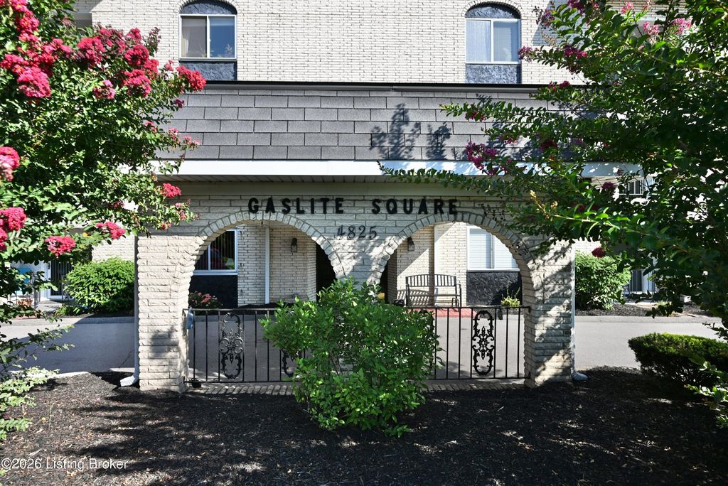 4825 Sherburn Ln 110, Louisville, KY 40207