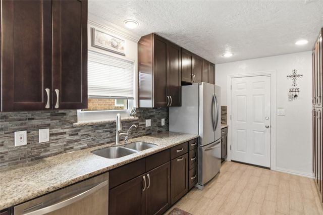 3710 17th Street N, Texas City, TX 77590