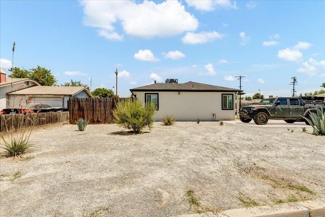 1518 W Grove Avenue, Visalia, CA 93291