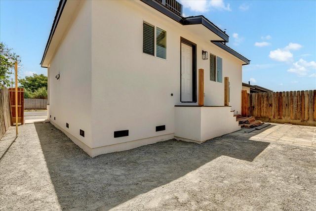 1518 W Grove Avenue, Visalia, CA 93291