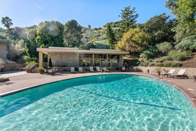 6752 Hillpark 303, Los Angeles, CA 90068