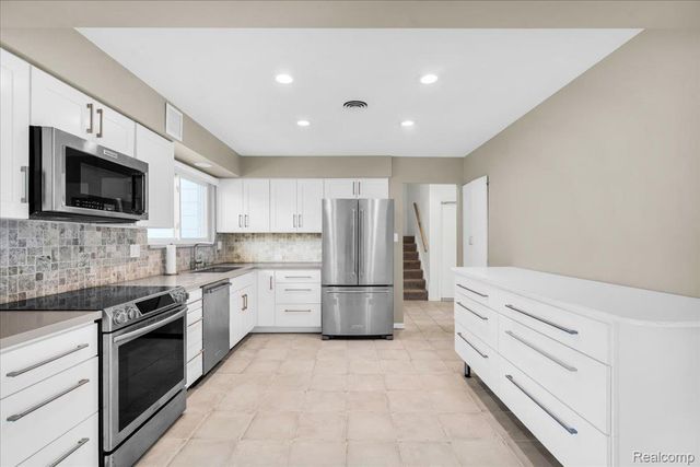 19230 Red Maple Court, Southfield, MI 48076