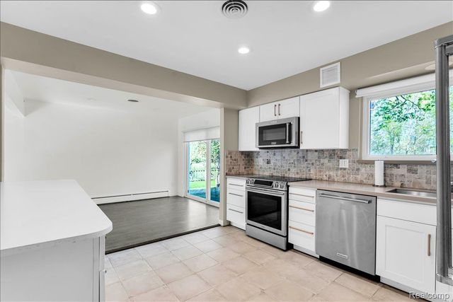 19230 Red Maple Court, Southfield, MI 48076