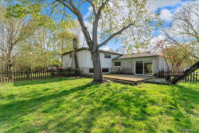 19230 Red Maple Court, Southfield, MI 48076