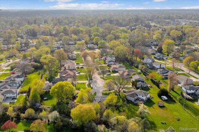 19230 Red Maple Court, Southfield, MI 48076