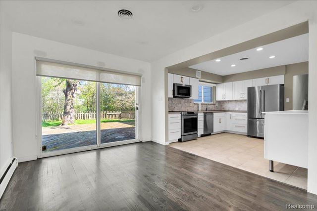 19230 Red Maple Court, Southfield, MI 48076